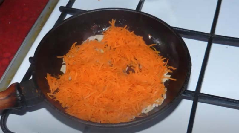 Морковь и лук в сковороде