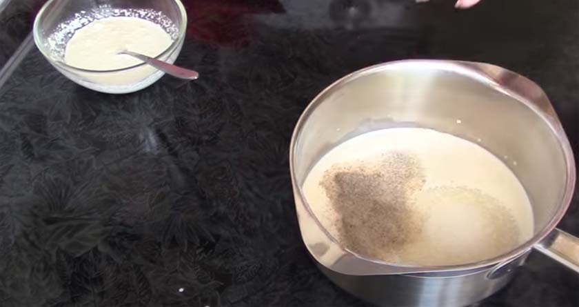 Подготовка сливок с сахаром и желатином для пасхи
