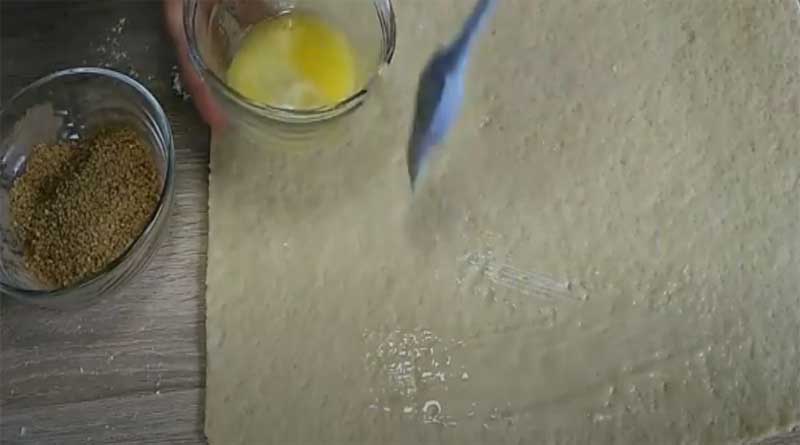 Смазывание теста растопленным маслом