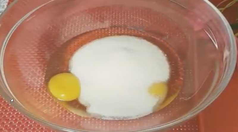 Сахар и яйца в миске