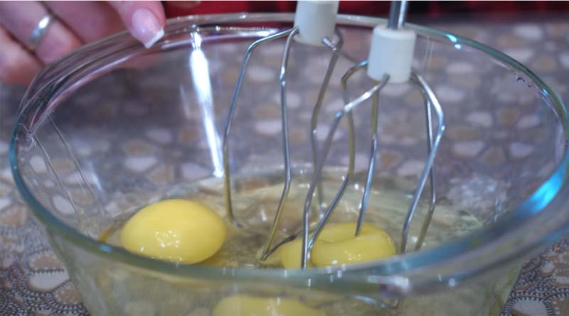 Куриные яйца в миске