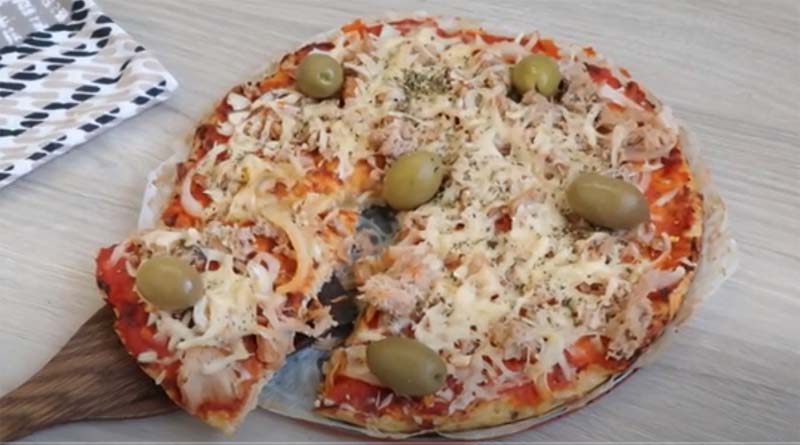 Пицца из цветной капусты с оливками
