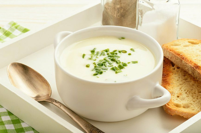 Французский крем-суп вишисуаз на овощном бульоне и жирных сливках