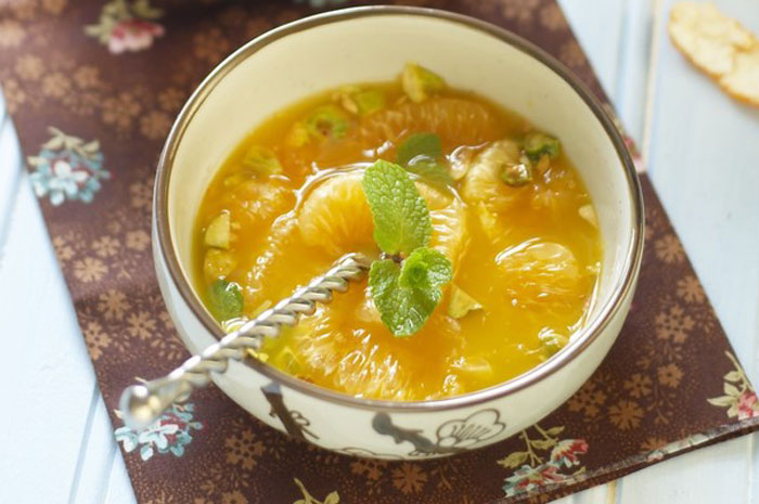 Мандариновый суп с мятой и фисташками