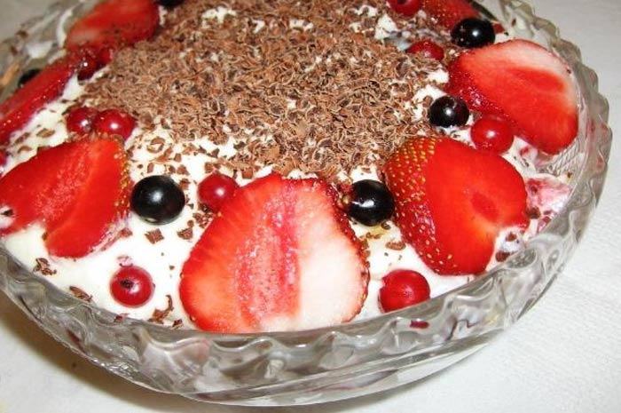 Фруктово-ягодный десерт со сметаной и шоколадом