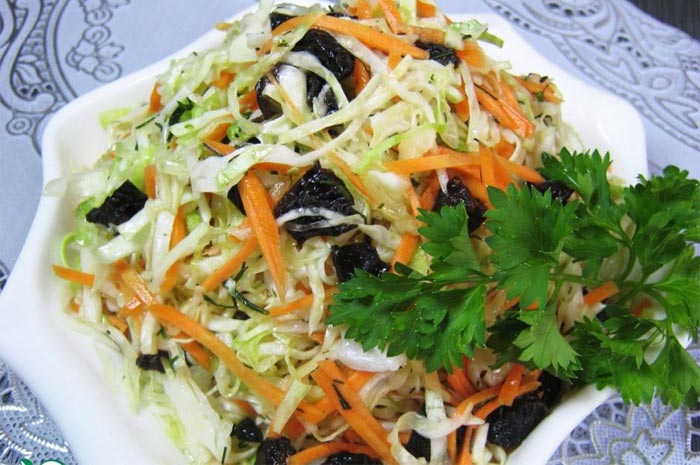 Салат из белокочанной капусты и чернослива