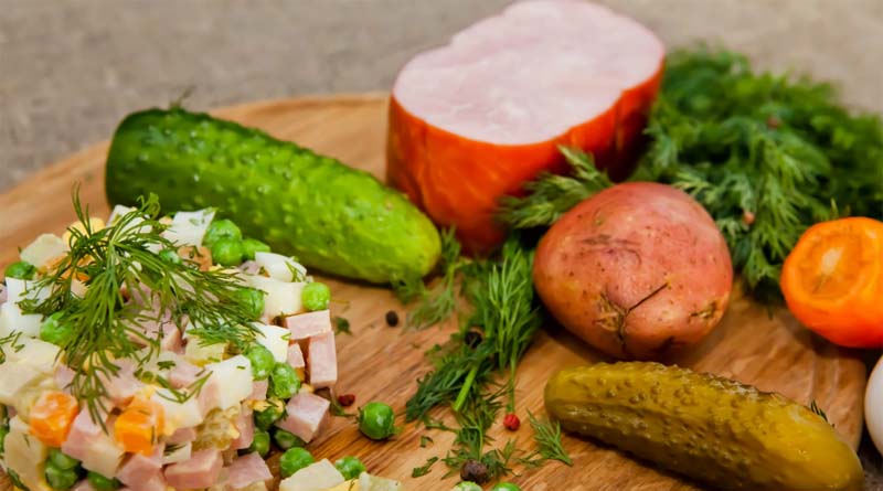 Салат с колбасой - 5 простых рецептов